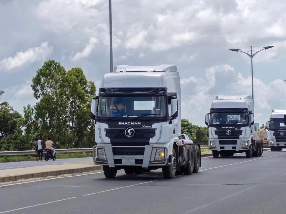 10 τροχούς 6X4 SHACMAN Τρακτικό φορτηγό X3000 SHACMAN Τρακτικό για την Τανζανία CUMMINS ISME420 Euro3 55Ton Τρακτικό φορτηγό